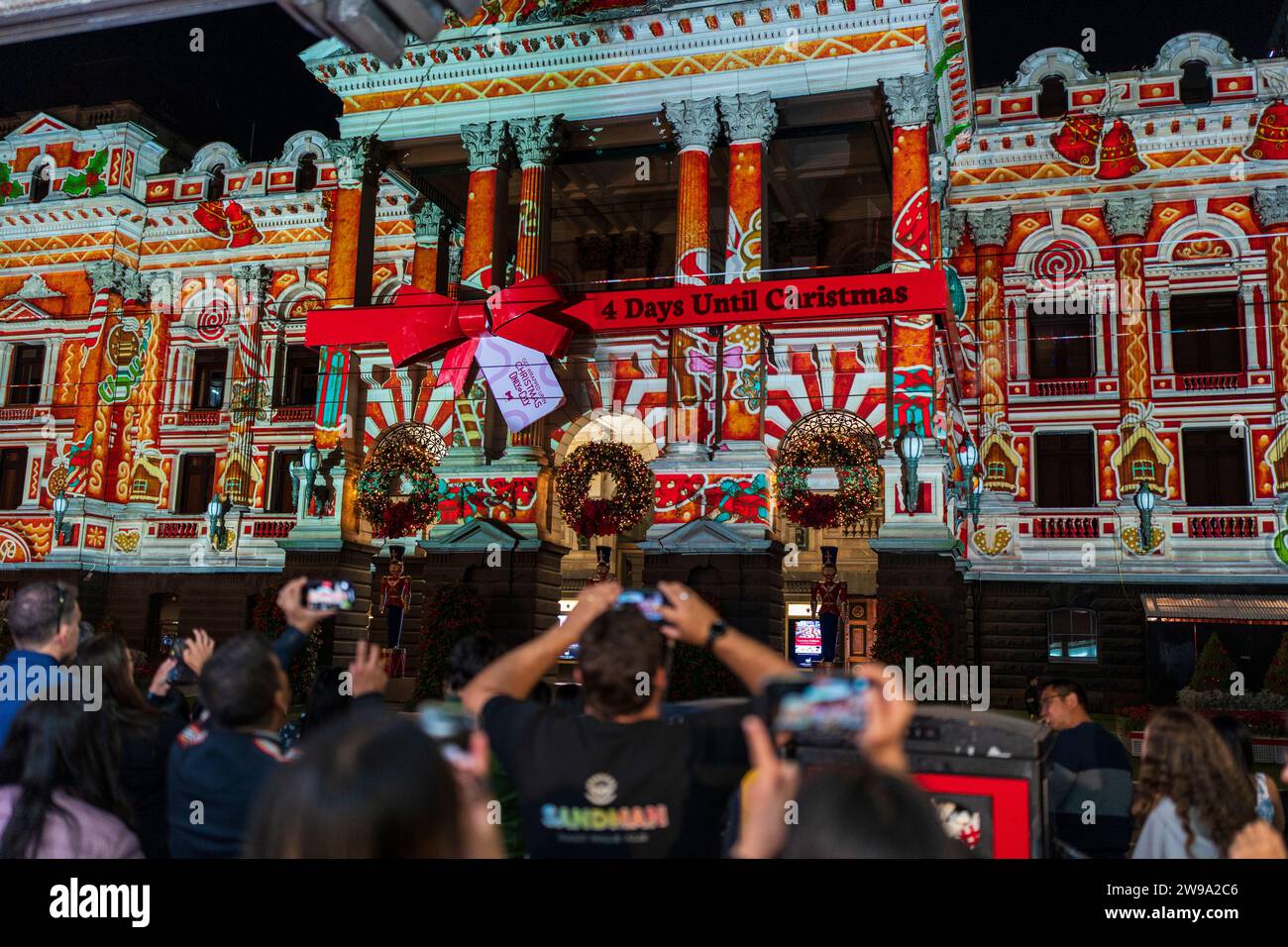 Eine lebhafte Straße in Melbourne, Australien während der Weihnachtszeit, beleuchtet von festlichen Lichtern Stockfoto