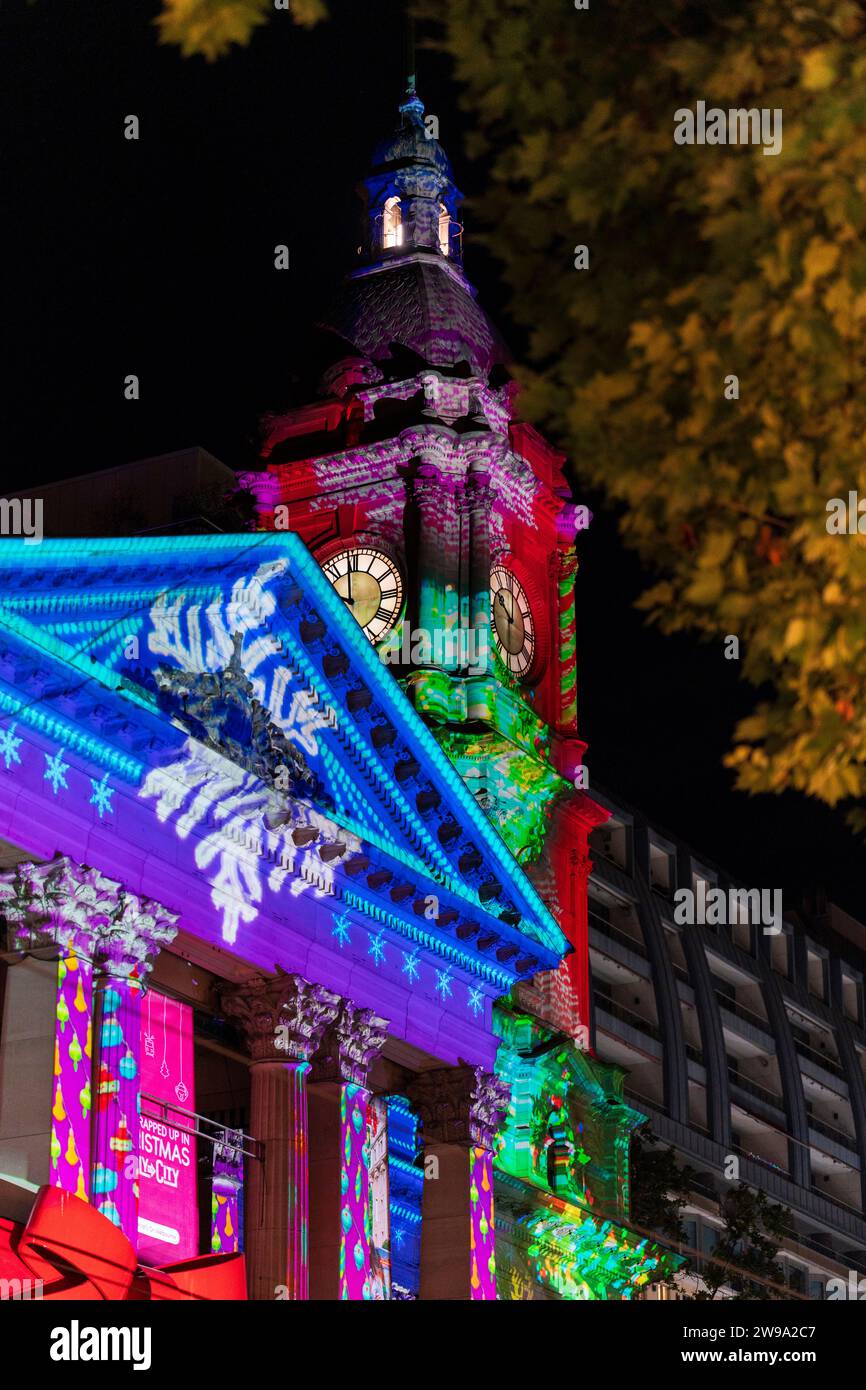 Eine lebhafte Straße in Melbourne, Australien während der Weihnachtszeit, beleuchtet von festlichen Lichtern Stockfoto