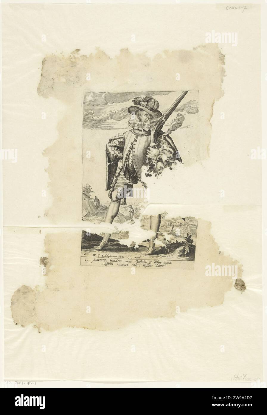 Soldat mit Harquebus, Anonym, nach Hendrick Goltzius, nach Jacques de Gheyn (II), 1587–1596 drucken Einen Soldaten mit einer Waffe (Harquebus) und einem brennenden Docht in der linken Hand und einem Schwert auf der linken Seite, zurück. Im Hintergrund eine hügelige Landschaft, in der Soldaten patrouillieren. Am unteren Rand ein zweizeiliger lateinischer Text. Rekonstruiert aus zwei Fragmenten. Nordholland Papierstich Privatsoldat. Schusswaffen: Gewehr Stockfoto