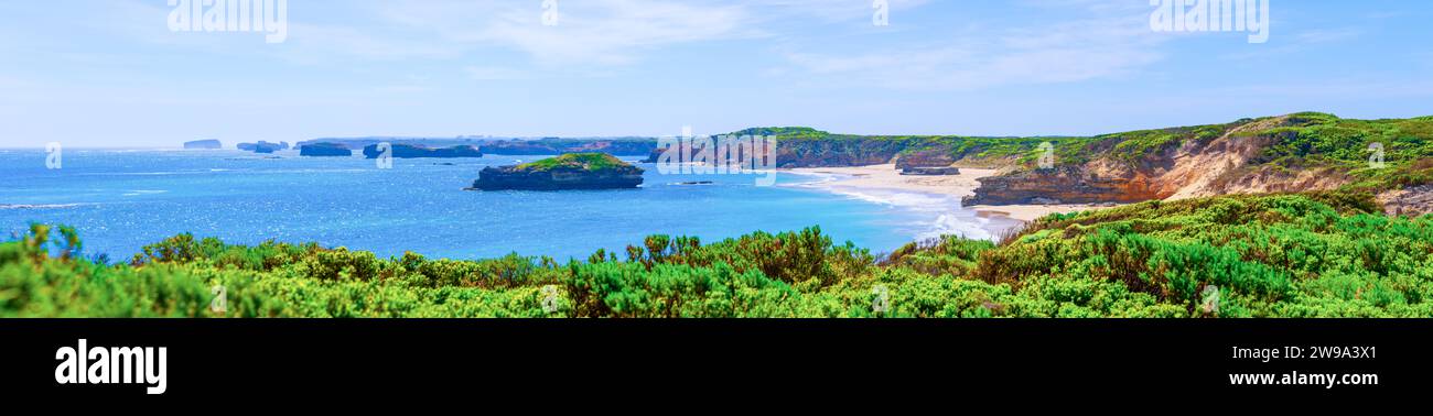 Ein Panoramablick auf die Bay of Martyrs an der Great Ocean Road in Victoria, Australien. Spektakuläre Felsformationen säumen diese malerische Küstenregion. Stockfoto