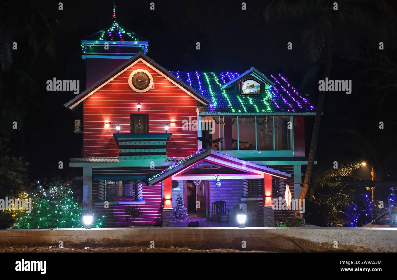 Mumbai, Indien. Dezember 2023. Ein Haus ist mit farbenfrohen Lichtern dekoriert, um das Weihnachtsfest in Mumbai zu feiern. Weihnachten wird in aller Welt gefeiert, um an die Geburt Jesu Christi zu erinnern. Menschen aus der christlichen Gemeinde schmücken ihr Haus mit Weihnachtsbaum und Lichtern, tauschen Geschenke aus und Familienmitglieder versammeln sich zu einem fest, um den Anlass zusammen mit ihren nahen und lieben Menschen zu feiern. Quelle: SOPA Images Limited/Alamy Live News Stockfoto