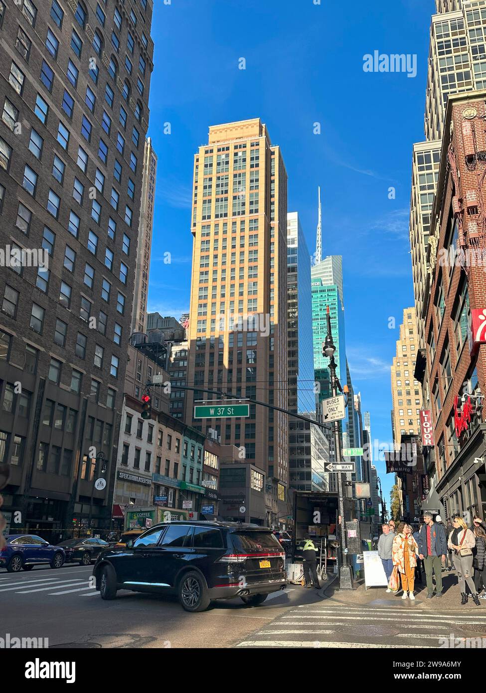 New York City Street bei Sonnenuntergang. Alte malerische Straße im TriBeCa Viertel in Manhattan. Stockfoto