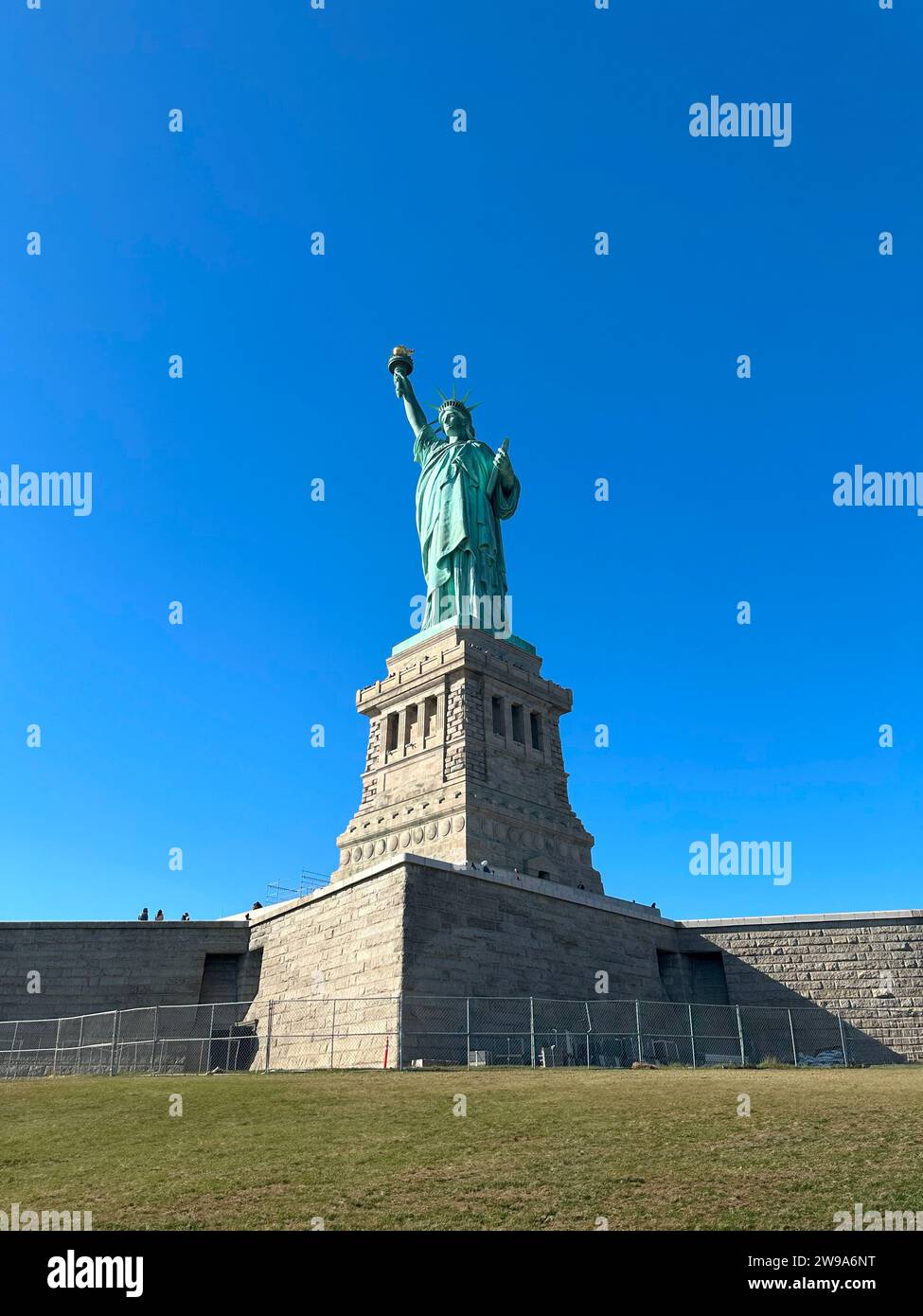 Die Freiheitsstatue über der Szene des New Yorker Flusses Manhattan, New York City Stockfoto