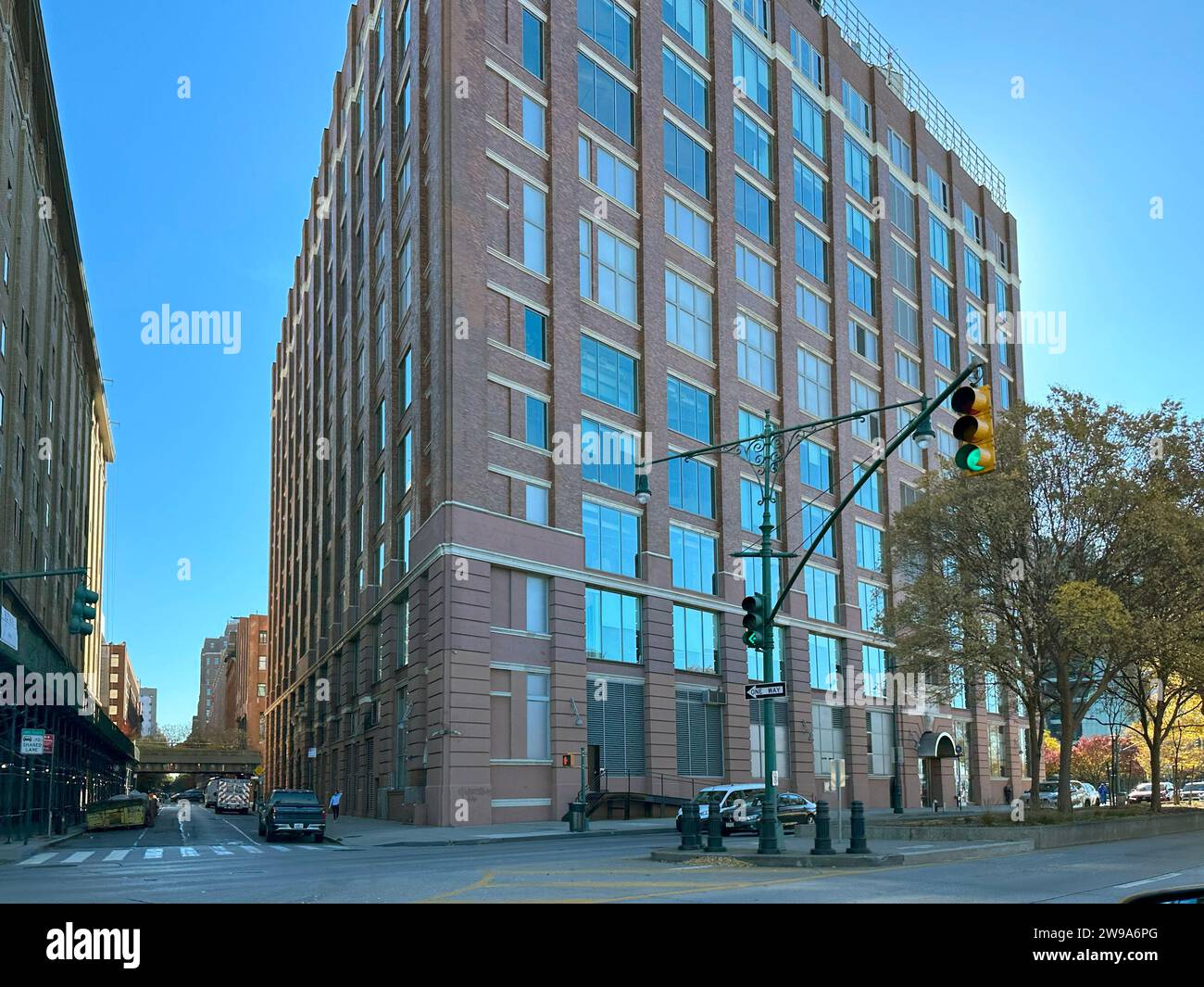 New York City Street bei Sonnenuntergang. Alte malerische Straße im TriBeCa Viertel in Manhattan. Stockfoto