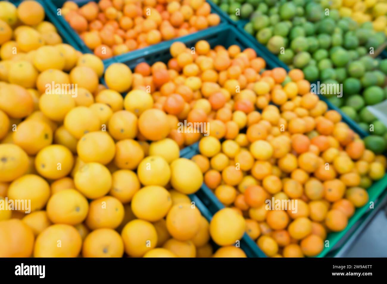 Frische Orangen auf dem Markt verschwimmen den Hintergrund Stockfoto