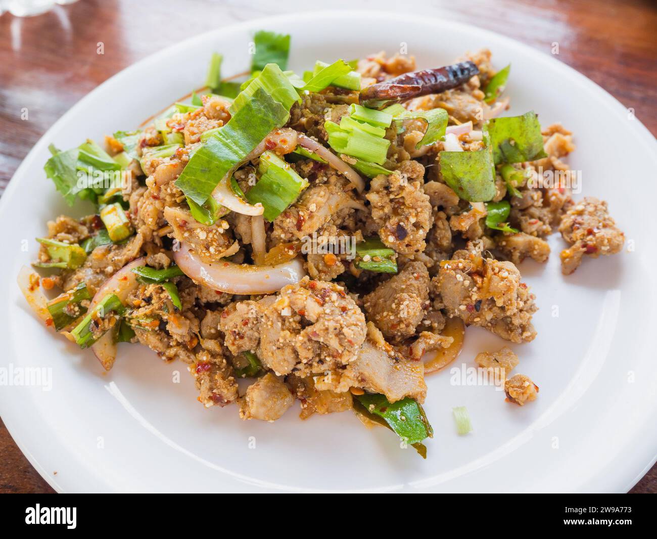 Entenhackfleisch mit würzigem Geschmack, thailändisches Essen (Larb ped) auf Holztisch Stockfoto