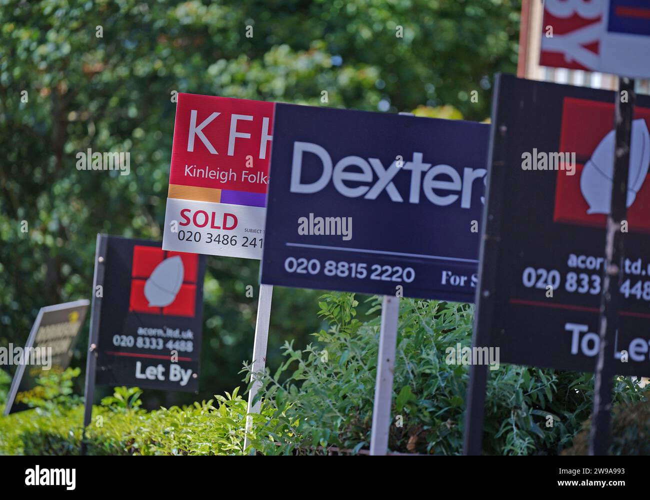 Undatiertes Aktenfoto von Immobilienmaklern vor Wohnungen in Lewisham, Südosten Londons. Weniger Londoner wagten sich 2023 außerhalb der M25, ein Haus anderswo zu kaufen, laut einem Index. Londoner gaben in diesem Jahr insgesamt schätzungsweise 28,7 Milliarden Pfund für Häuser außerhalb der Hauptstadt aus, was 11,7 Milliarden Pfund weniger war als 2022, fand der Immobilienmakler Hamptons. Ausgabedatum: Dienstag, 26. Dezember 2023. Stockfoto