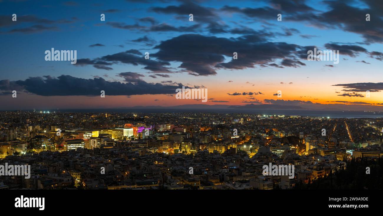 Panorama der Sonnenuntergänge über der Stadt Stockfoto