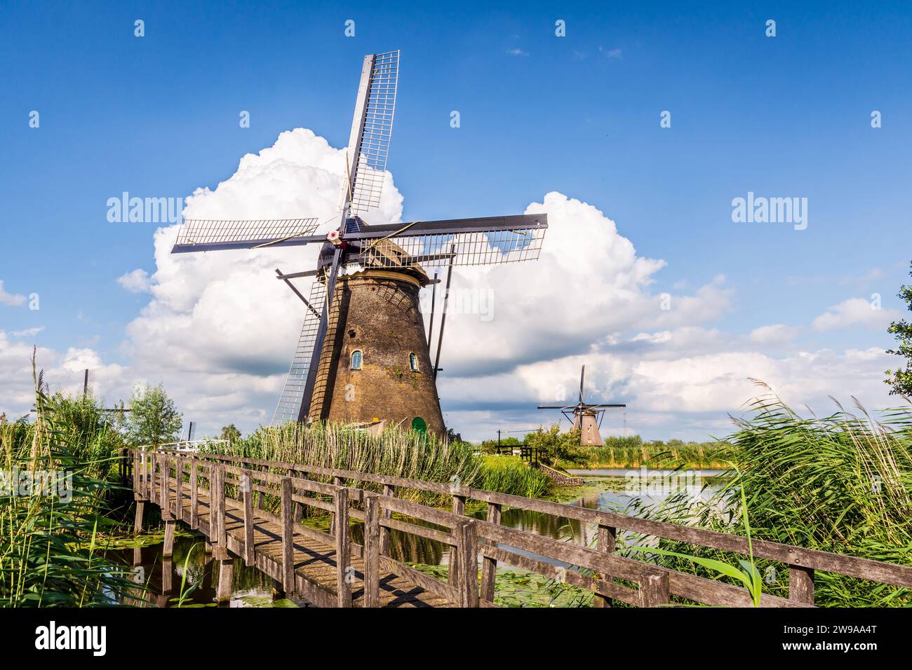 Die Nederwaard-Windmühle Nr. 5, eine der Kinderdijk-Mühlen bei Rotterdam, wurde 1738 gebaut, um den Polder Alblasserwaard zu entwässern. Stockfoto