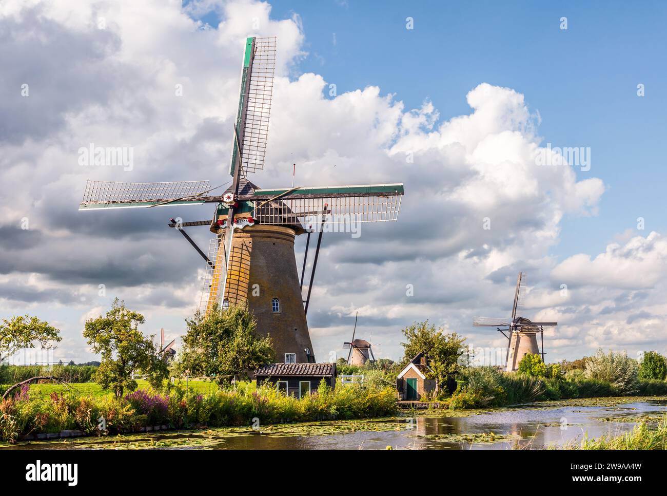 Allgemeine Ansicht der Nederwaard Windmühle Nr. 6 aus dem Jahr 1738, einer der Kinderdijk Mühlen in der Nähe von Rotterdam, Niederlande, unter stürmischem Himmel. Stockfoto