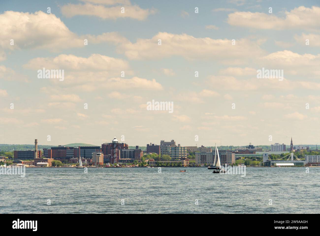 Die Skyline von Erie vom zweihundertjährigen Turm aus gesehen an einem Sommertag Stockfoto