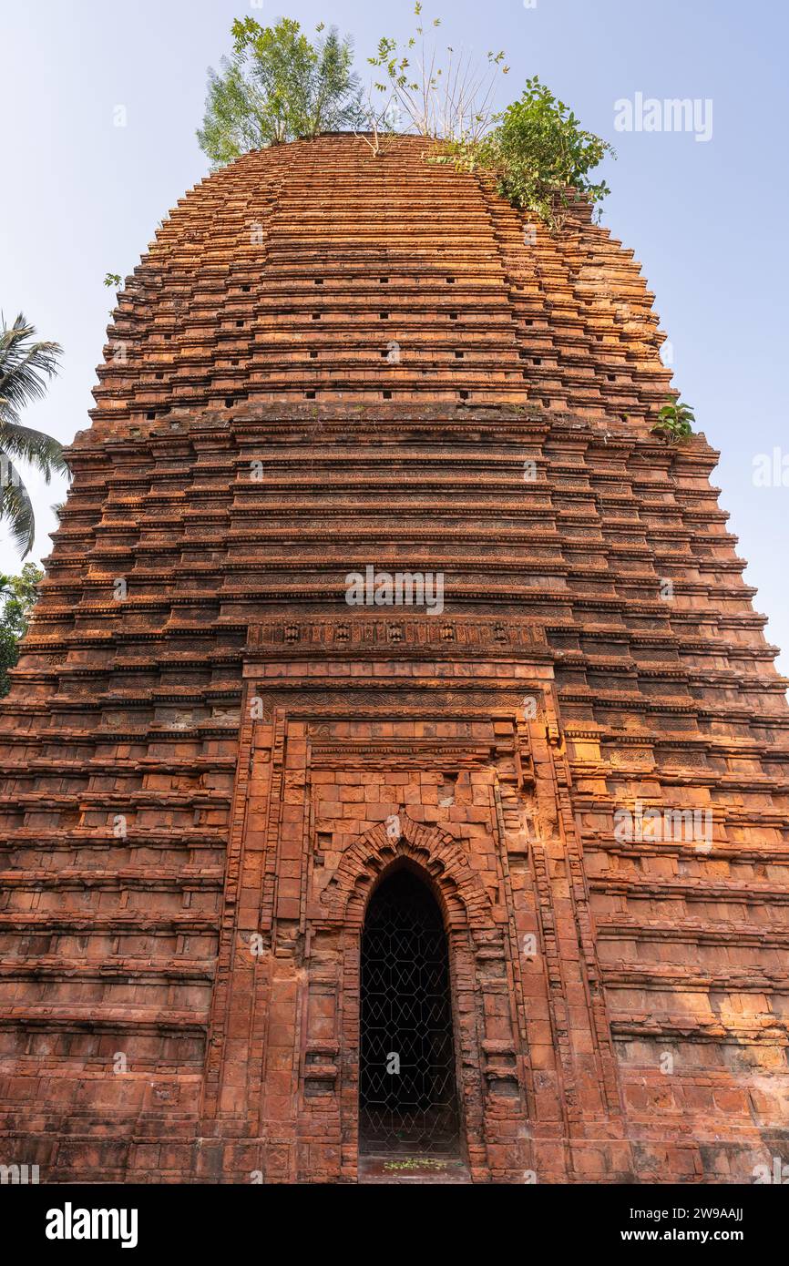 Niedriger Winkel vertikaler Blick auf den antiken Kodla Math oder Kodla Matha hindu Terrakotta Tempel, Bagerhat, Bangladesch Stockfoto