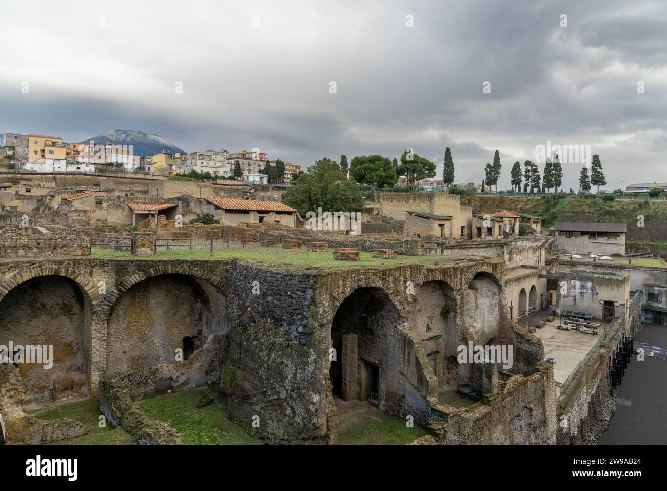 Ercolano, Italien - 25. November 2023: Blick auf die ausgegrabene antike römische Stadt Herculaneum in der Nähe von Neapel Stockfoto