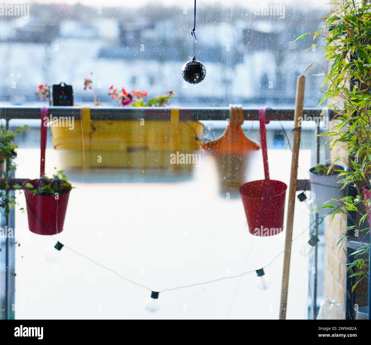 Ein Balkongarten mit Fensterrahmen in einem Londoner Apartment. Stockfoto