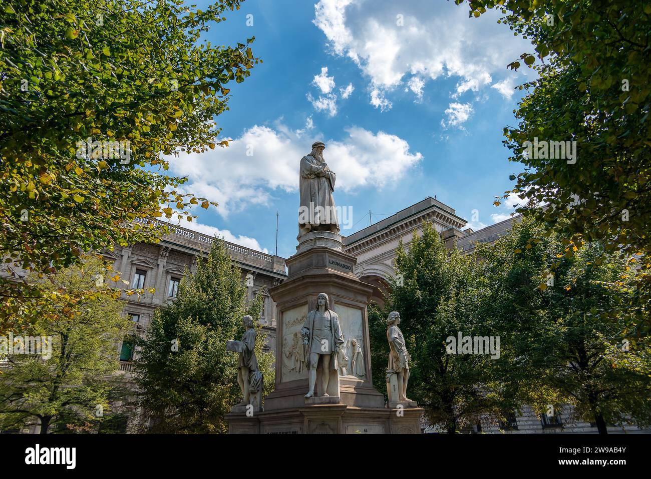 Mailand, Italien, 31. Juli 2023. Denkmal für Leonardo da Vinci, Place de la Scala Stockfoto