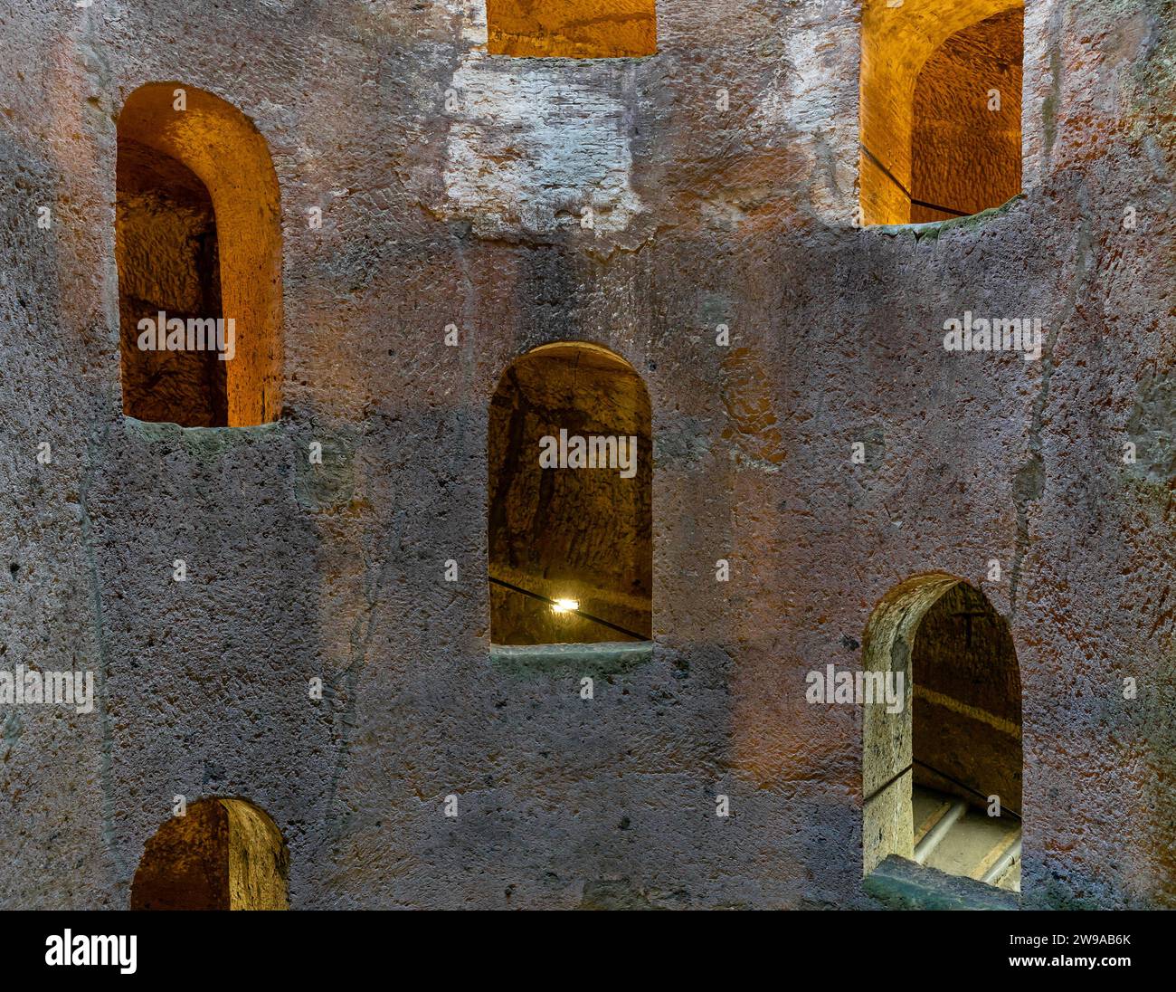 Orvieto, Italien - 18. November 2023: Detailansicht der tiefen St. Patrick ist gut in der Innenstadt von Orvieto Stockfoto