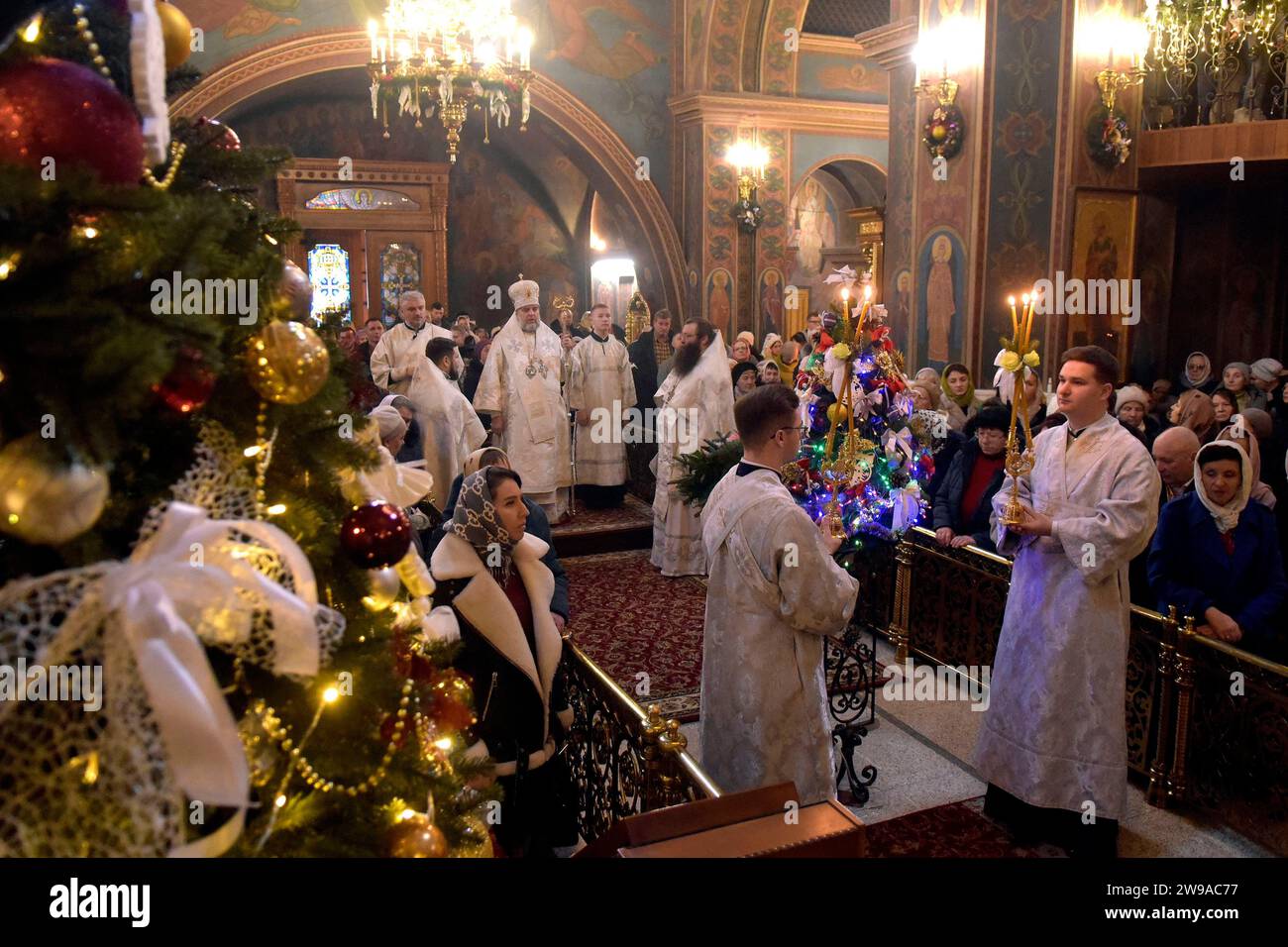 Nicht exklusiv: VINNYTSIA, UKRAINE - 25. DEZEMBER 2023 - Teilnehmer der göttlichen Weihnachtsliturgie in der Kathedrale der Verklärung, Vinnytsia, Westen Stockfoto