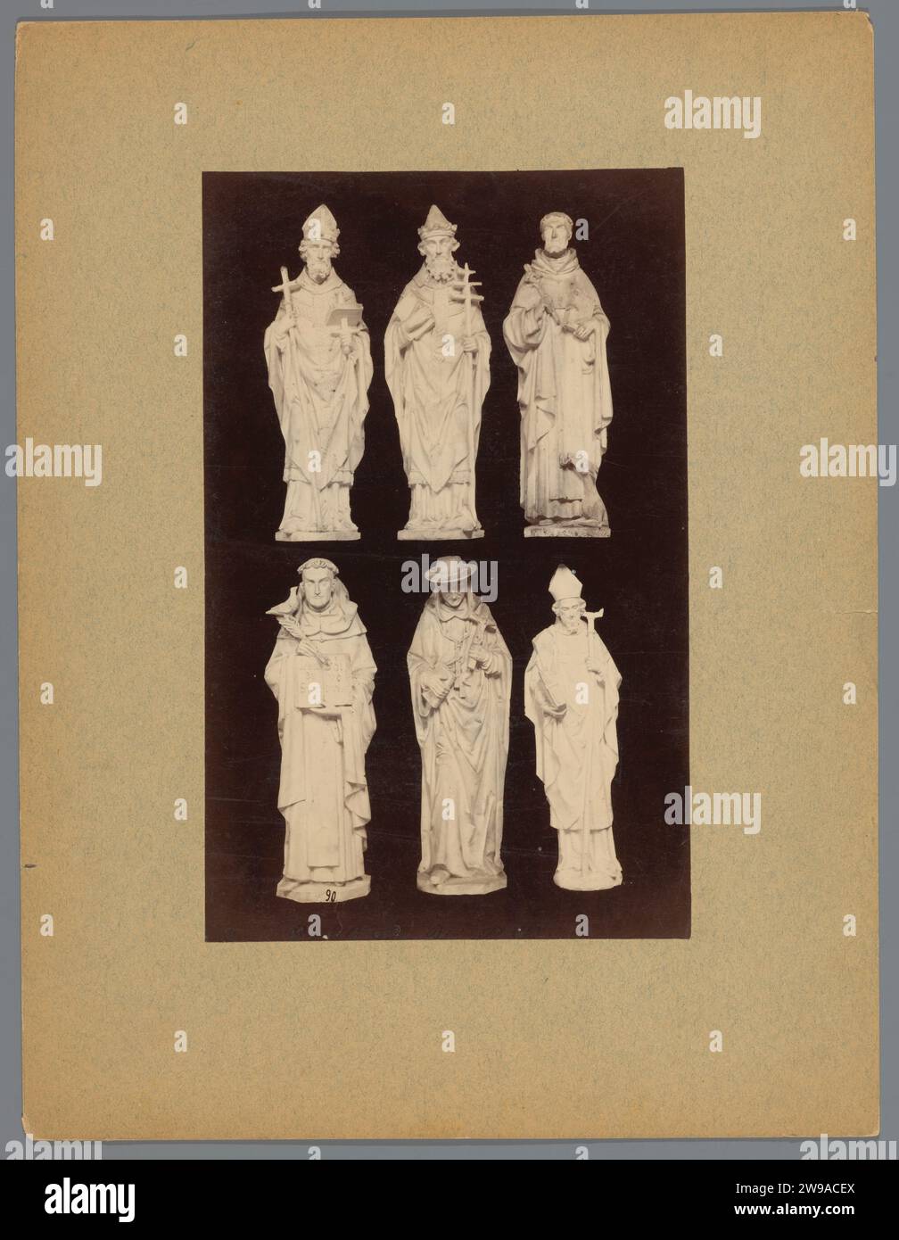 Sechs Skulpturen von Bischöfen und Geistlichen (vermutlich) der Sint-Janskathedral in 's-Hertogenbosch, in oder nach 1875-c. 1900 Fotografie aus Karton. Fotografische Unterstützung Albumenabdruck Erzbischof, Bischof usw. (Römisch-Katholisch). Skulptur. Abzeichen des Bischofs, z. B. Mitra, crozier. Buchen Sie Sint-Janskathedral Stockfoto