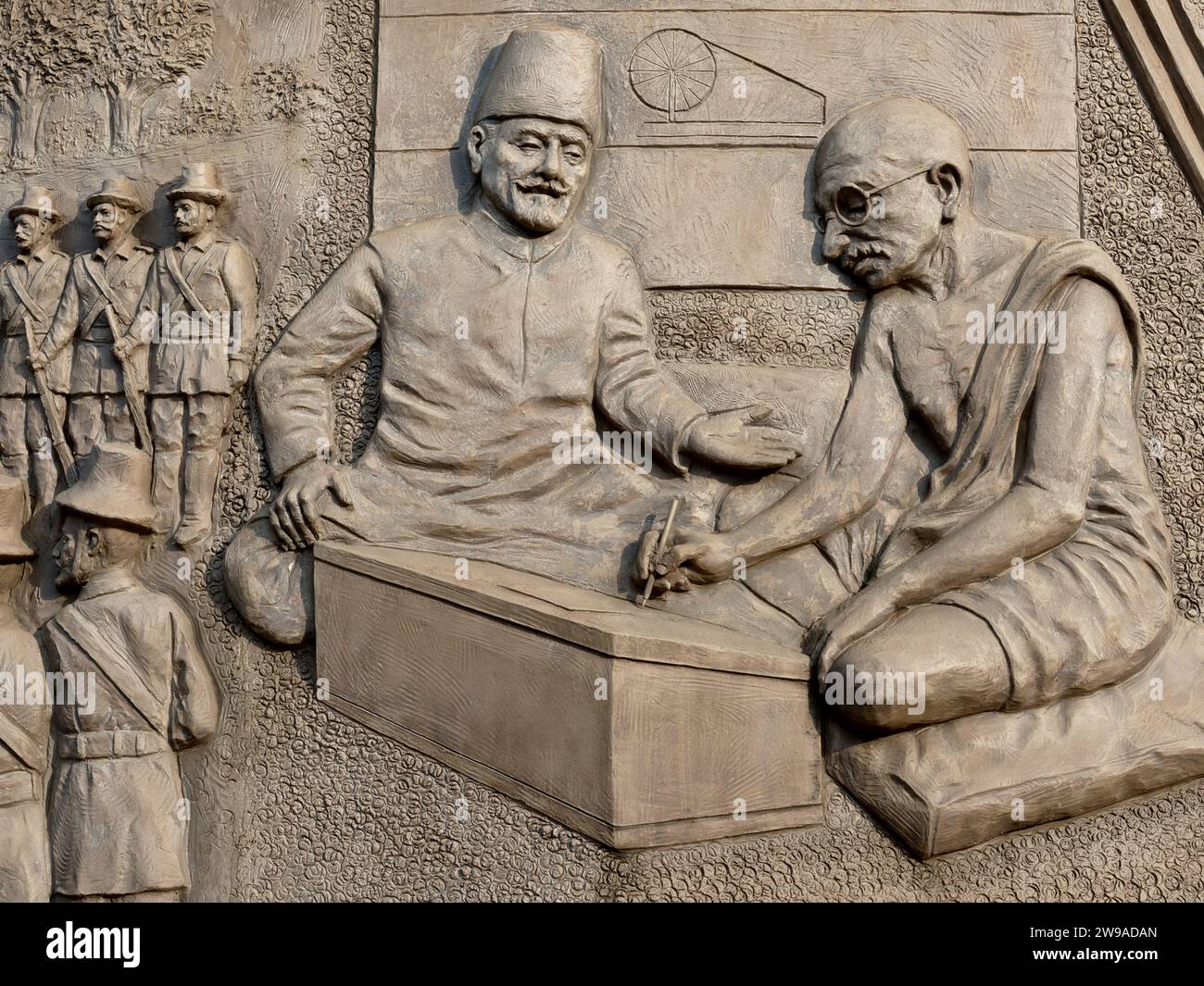 Mahatma Gandhi (r) und Abul Kalam Azad, Führer der indischen Freiheitsbewegung; in einem Fries im Maulana Abul Kalam Azad Memorial Park, Mumbai, Indien Stockfoto