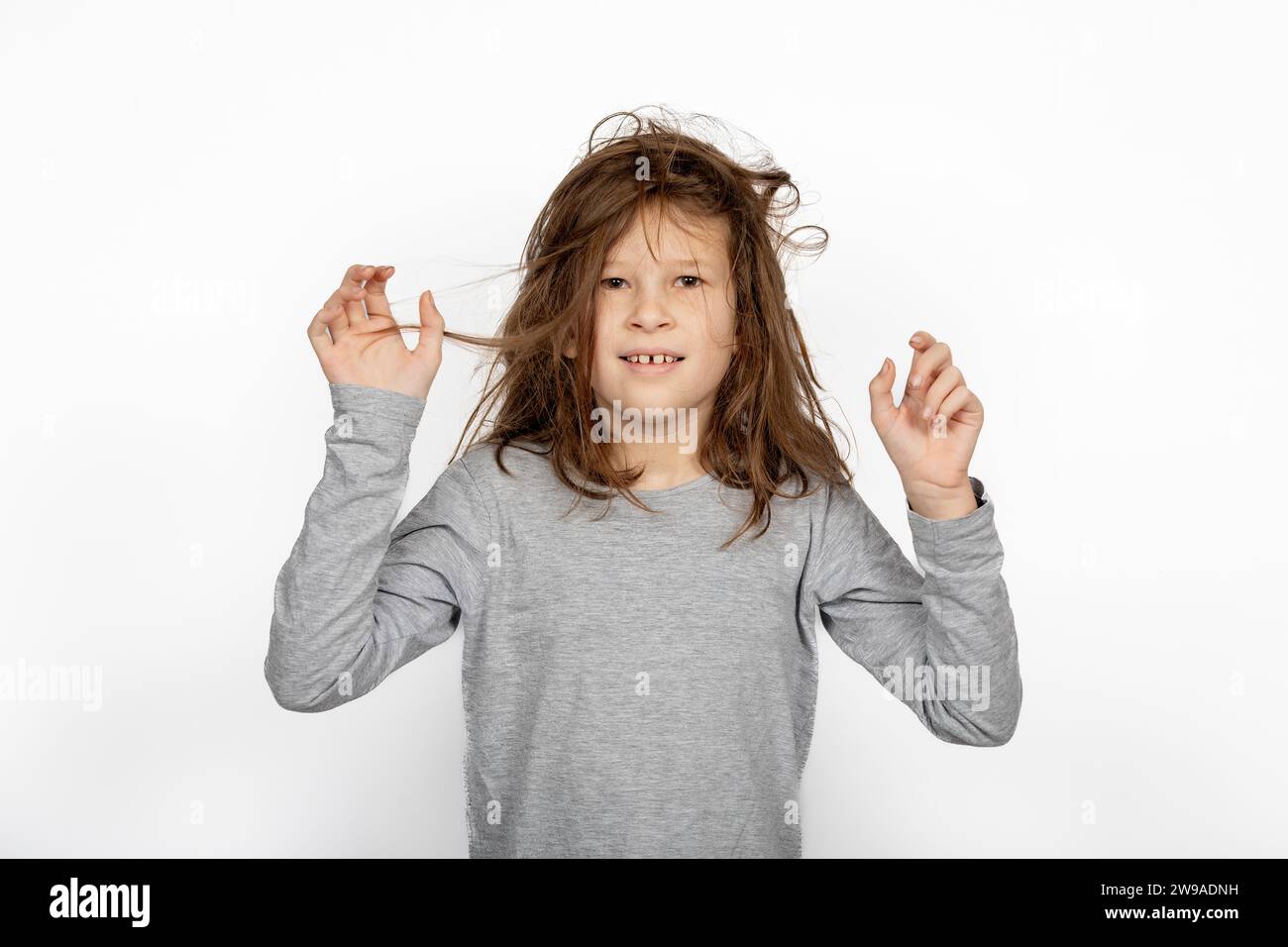 Christmas Morning Chaos: Das junge Mädchen, das in einem Porträt des schlechten Hair Day aufwacht Stockfoto