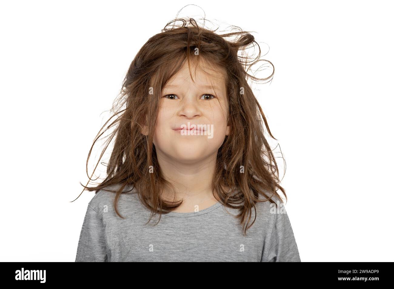 Weihnachts-Morgen-Chaos: Junges Mädchen mit Bedhead auf weißem Hintergrund Stockfoto
