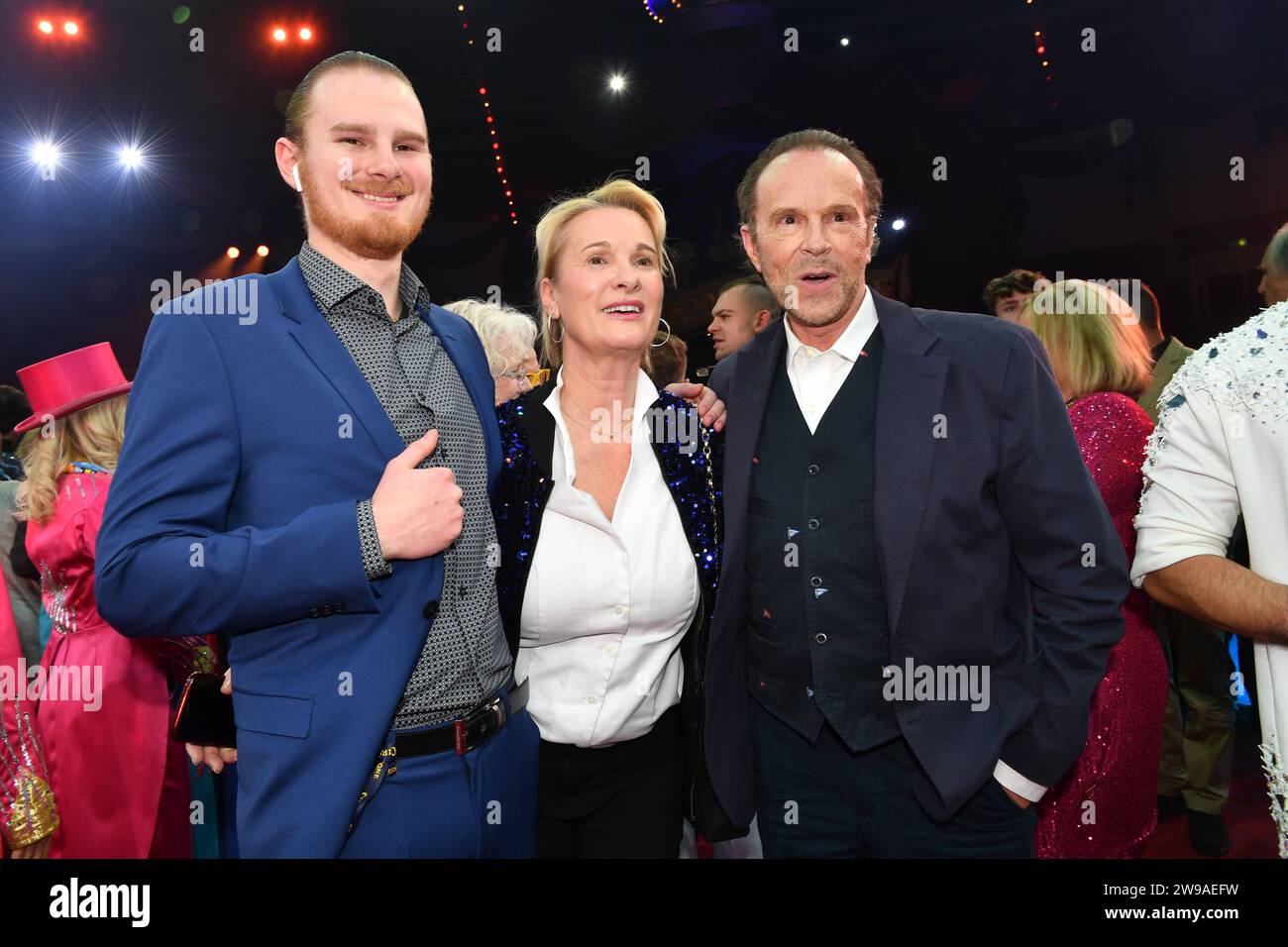 Jan Nikolas mit Ehefrau und Sohn / 1. Winterprogramm von Zirkus Krone Farbenspiel / Premiere / Manege 25 Dezember 2023 *** Jan Nikolas mit Frau und Sohn 1 Winterprogramm von Zirkus Krone Farbenspiel Premiere Manege 25 Dezember 2023 Stockfoto