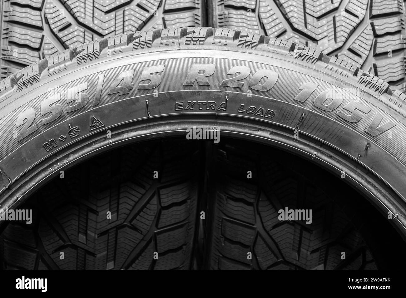 Seitenansicht des Reifens mit Angabe der Reifenbreite und -Höhe, des Raddurchmessers, der Geschwindigkeits- und Lastbegrenzungscodes Stockfoto