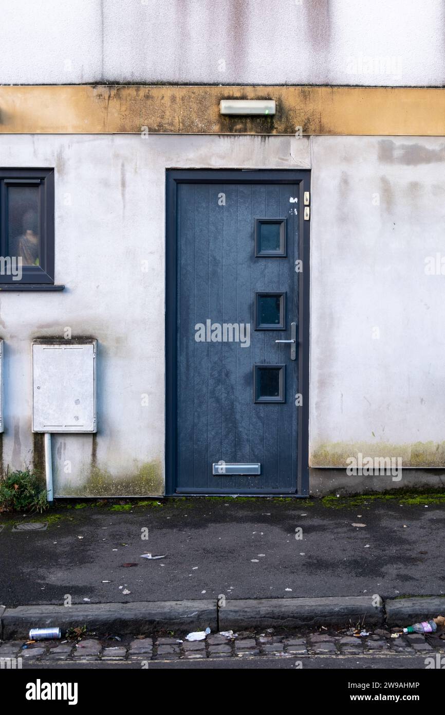 Dunkelblaue, moderne Tür, sehr schmutzig Stockfoto