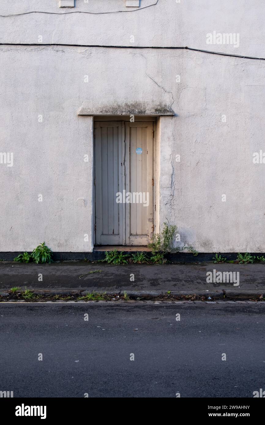 Weißer Doppeltür Eingang zu einem Gebäude Stockfoto