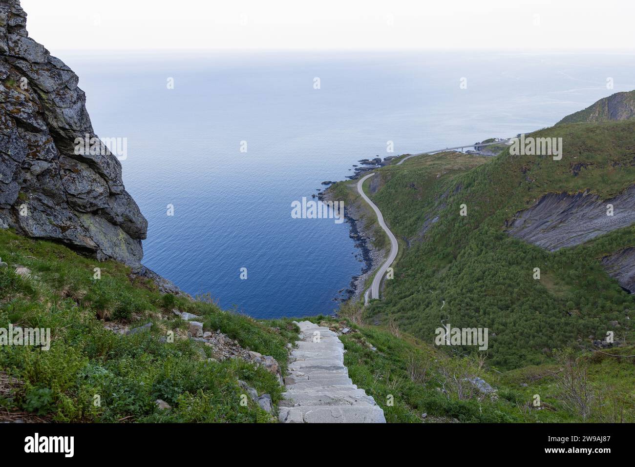 Auf dem Reinebringen Trail, der einen atemberaubenden Blick auf die Nordsee und die Küstenstraße auf der Insel Lofoten in Norwegen bietet Stockfoto
