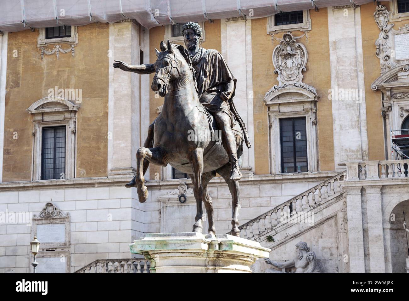 ROM, ITALIEN - 10. MÄRZ 2023: TDies ist eine Kopie einer antiken Bronze-Reiterstatue des römischen Kaisers Marcus Aurelius auf dem Kapitolshügel. Stockfoto