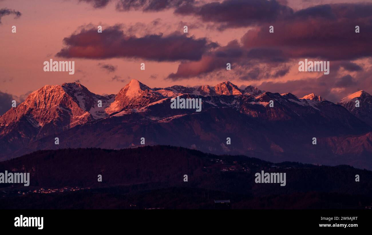 Kamniško-Savinjske Alpe (Kamnik-Savinja Alpen) bei Sonnenuntergang, von der Burg von Ljubljana aus gesehen. Stockfoto