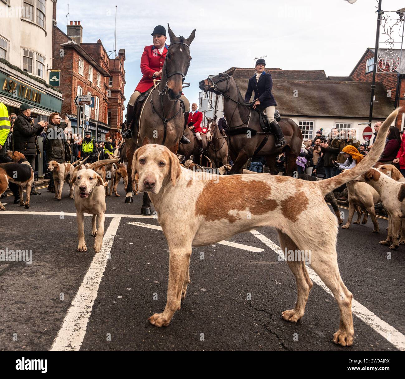 Dezember 2023, Sussex, Großbritannien. Mitglieder von Eridge & Southdowns Hunt fahren durch die Lewes High Street, um die Jagd am zweiten Weihnachtsfeiertag zu beginnen. Tierschützer demonstrierten vor Gericht gegen Tierquälerei. Lewes High St, East Sussex, UK Credit: Reppans/Alamy Live News Stockfoto