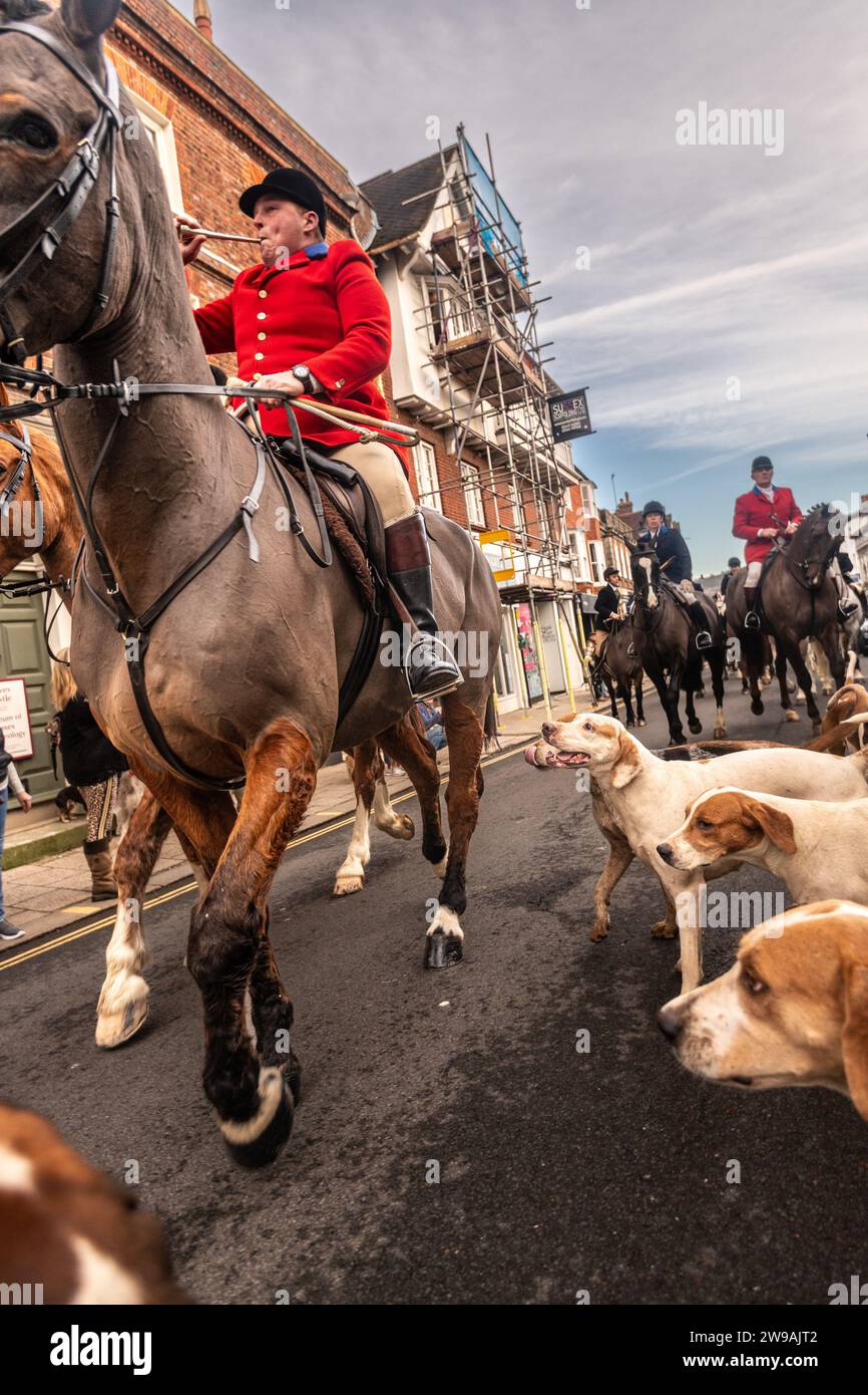 Dezember 2023, Sussex, Großbritannien. Die Eridge & Southdowns Jagdfahrt auf die Lewes High Street für das jährliche Treffen am Boxing Day. Lewes, East Sussex, Großbritannien Stockfoto