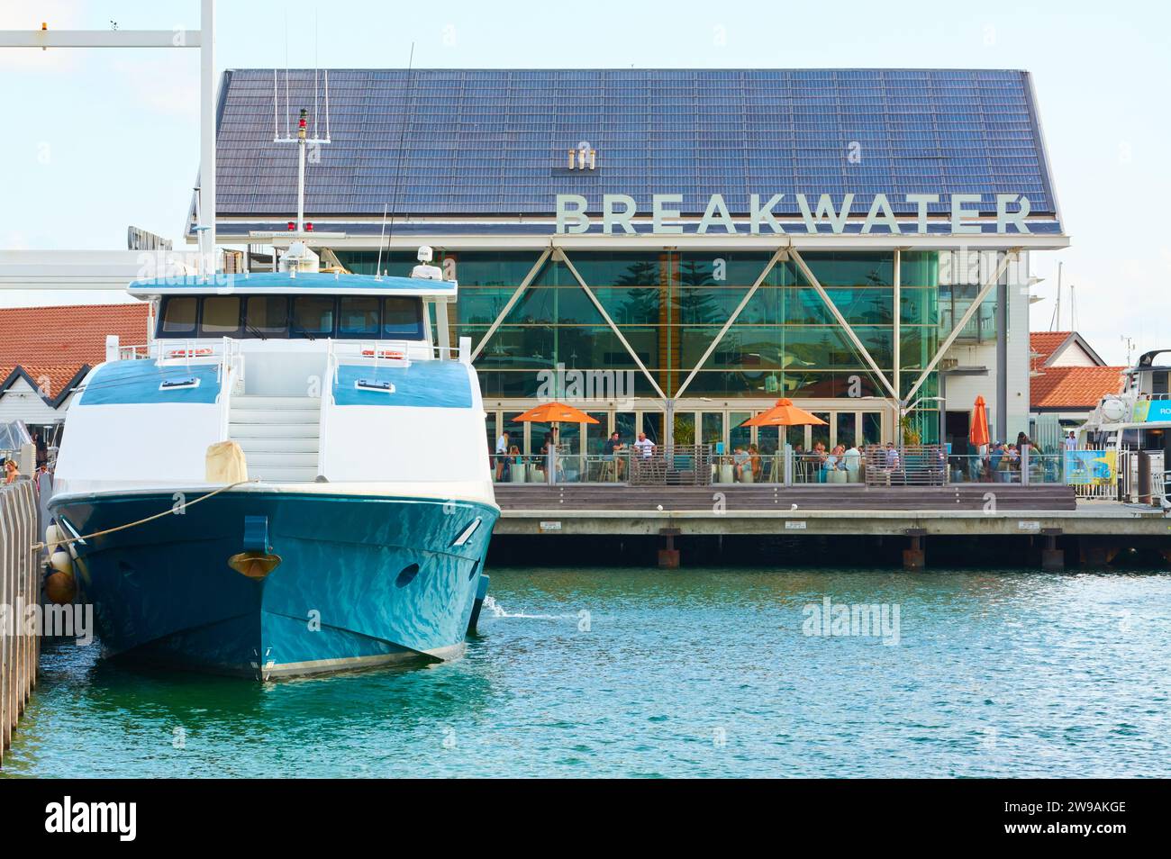 Das Lady M Kimberley Cruises Boot legte vor dem Breakwater an, einem Lokal für Speisen und Getränke im Hillarys Boat Harbour in Perth, Western Australia. Stockfoto