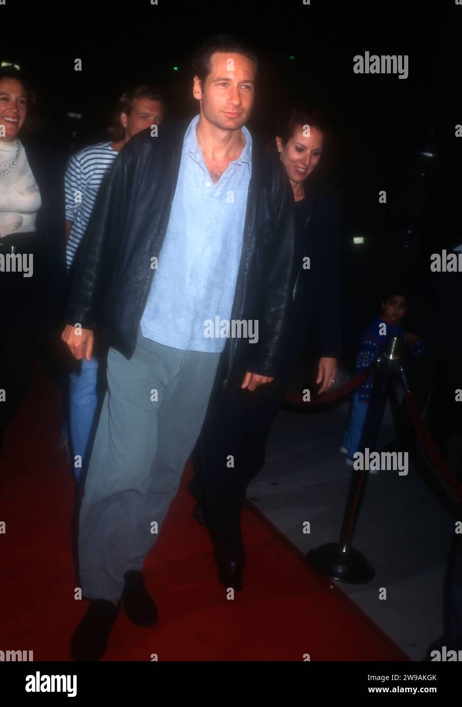 Beverly Hills, Kalifornien, USA 2. Oktober 1996 Schauspieler David Duchovny besucht Universal Pictures ÒThe ChamberÕ Premiere im Samuel Goldwyn Theatre am 2. Oktober 1996 in Beverly Hills, Kalifornien, USA. Foto: Barry King/Alamy Stock Photo Stockfoto