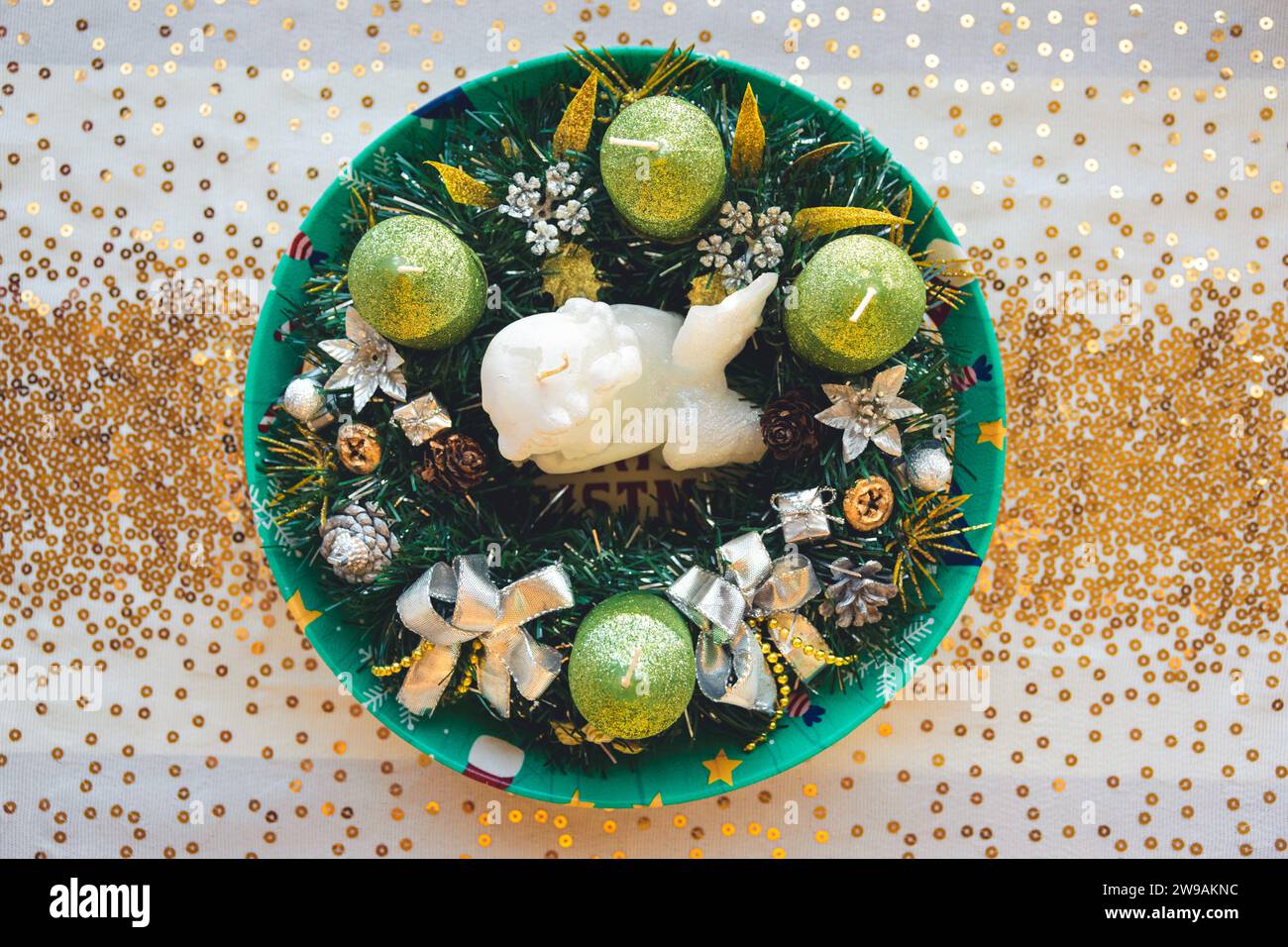 Ein wunderschöner Adventskranz auf einer Tischdecke mit goldenen Pailletten Stockfoto
