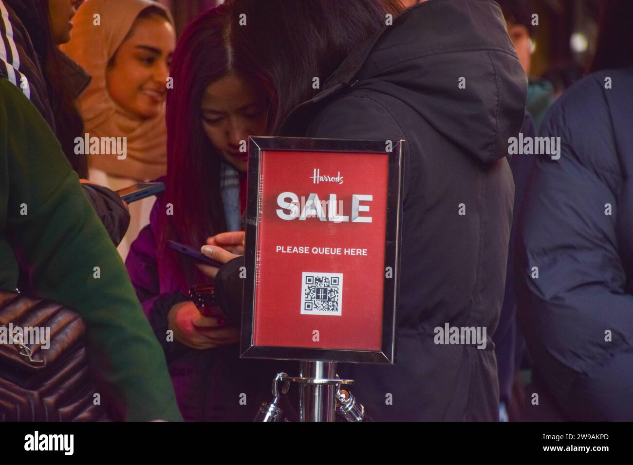 London, Großbritannien. Dezember 2023. Kunden stehen vor Harrods in Knightsbridge für den Verkauf am zweiten Weihnachtsfeiertag an. Quelle: Vuk Valcic/Alamy Live News Stockfoto