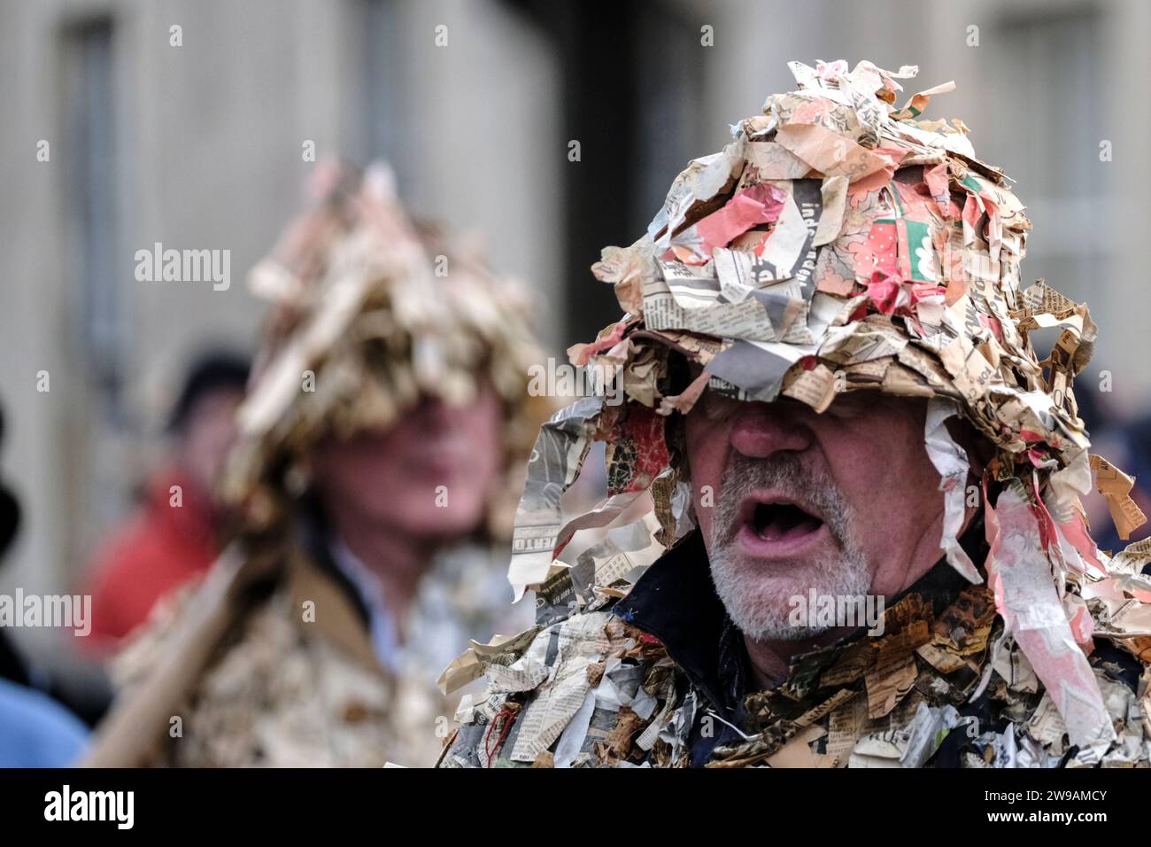 Marshfield, Glos, Großbritannien. Dezember 2023. Die Marshfield Paper Boys führen am zweiten Weihnachtsfeiertag im Dorf ein traditionelles Mummers-Stück auf. Die Spieler oder die Mummers erhalten ihren Namen von den Papierstreifen, die auf ihre Kostüme aufgenäht sind, der Ursprung ist alt und undurchsichtig. Der mündlichen Tradition folgend, hat jeder Spieler seine Rolle von einem anderen Mummer gelernt, ohne auf einen schriftlichen Text zurückgreifen zu müssen. Die Charaktere sind King William, Little man John, Dr. Finnix, Tenpenny Nit, Beelzebub und Saucy Jack. Quelle: JMF News/Alamy Live News Stockfoto