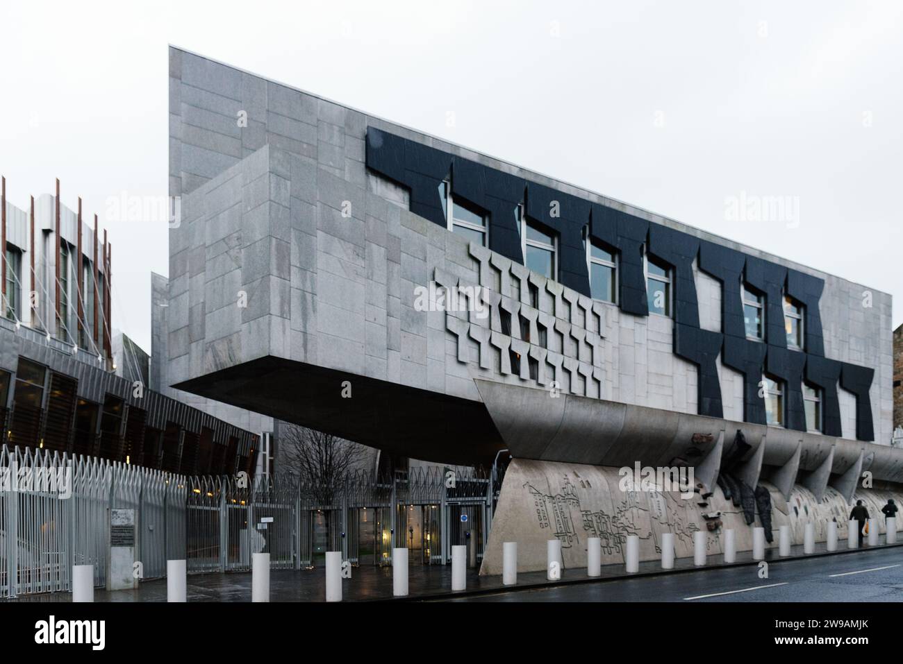 Edinburgh, Großbritannien - 4. Dezember 2023: Das schottische Parlament. Das Hotel befindet sich im Holyrood-Viertel, das vom Architekten Enric Miralles entworfen wurde Stockfoto