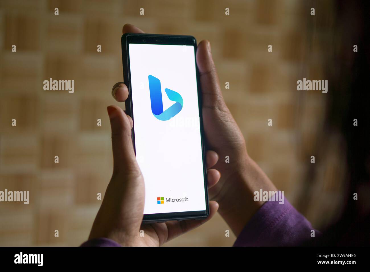 Dhaka, Bangladesch - 26. Dezember 2023: Bing-Logo auf einem Smartphone. Bing ist eine von Microsoft betriebene Suchmaschine. Stockfoto