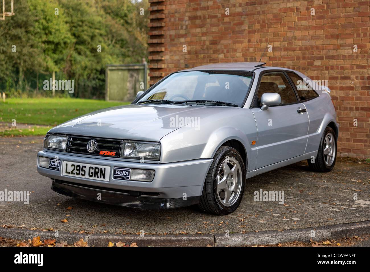 1994 Volkswagen Corrado VR6, ausgestellt auf dem Bicester Heritage Scramble am 8. Oktober 2023. Stockfoto