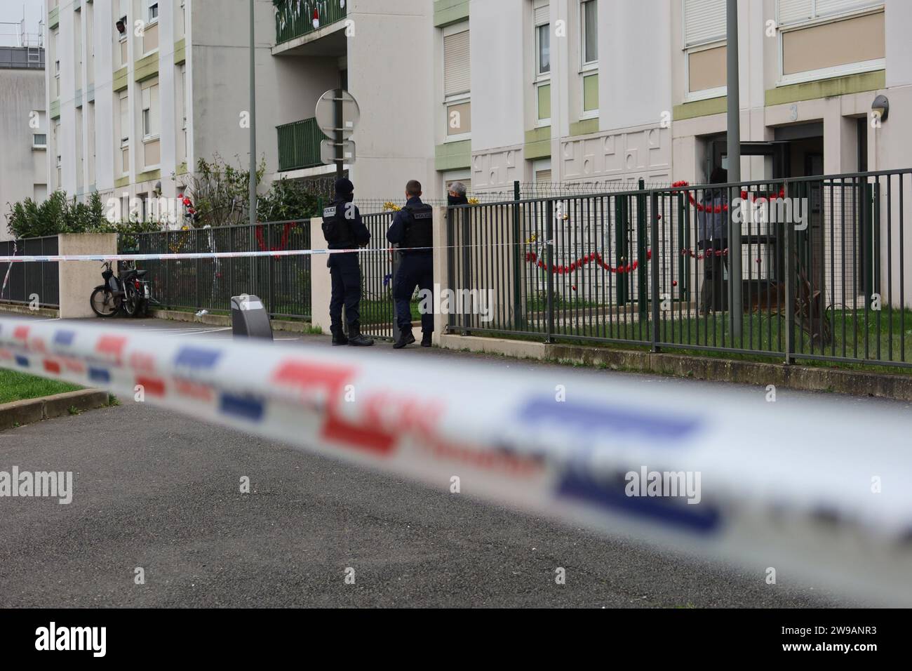 Meaux, Frankreich. Dezember 2023. © PHOTOPQR/LE PARISIEN/Sébastien Roselé ; Meaux ; 26/12/2023 ; Meaux, mardi 26 décembre. à Mère et ses quatre enfants ont été retrouvés morts dans un appartement dans le quartier de Beauval, Le père de famille a été interpellé. Les voisins sont sous le Choc. - Meaux, Frankreich, 26. dezember 2023. Eine Frau und ihre 4 Kinder (im Alter von 10 bis 9 Monaten) wurden am Weihnachtstag von ihrem Ehemann getötet (am Morgen verhaftet) mehr als 100 Frauen wurden in Frankreich von einem Partner oder Ex-Partner getötet Stockfoto