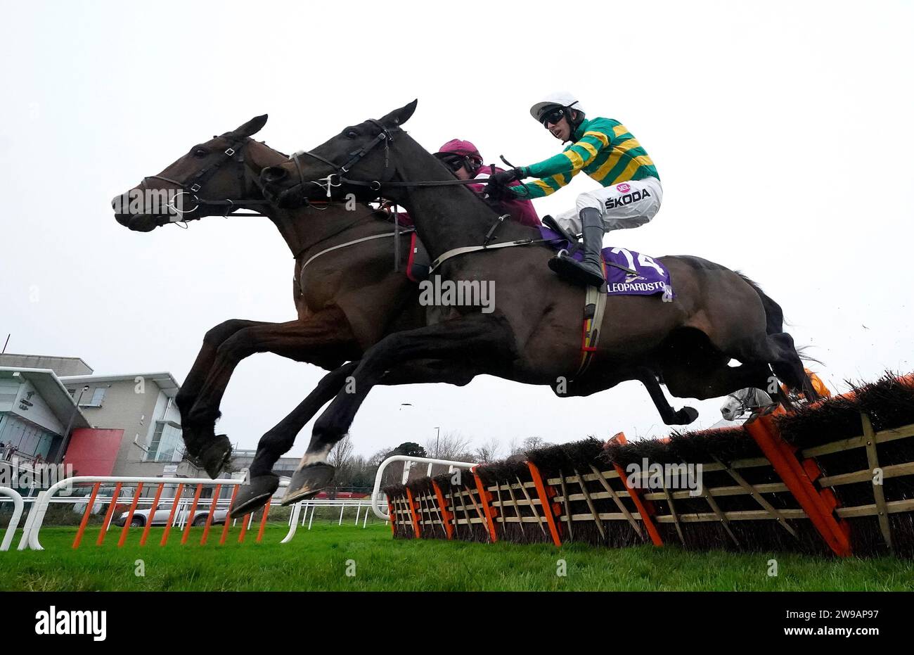 King of Kingsfield, geritten von Jack Kennedy (links), neben Mirazur West, geritten von Mark Walsh, springt den letzten auf dem Weg zum Sieg der Thorntons Recycling Maiden Hürde am ersten Tag des Leopardstown Christmas Festival auf der Leopardstown Racecourse, Dublin. Bilddatum: Dienstag, 26. Dezember 2023. Stockfoto