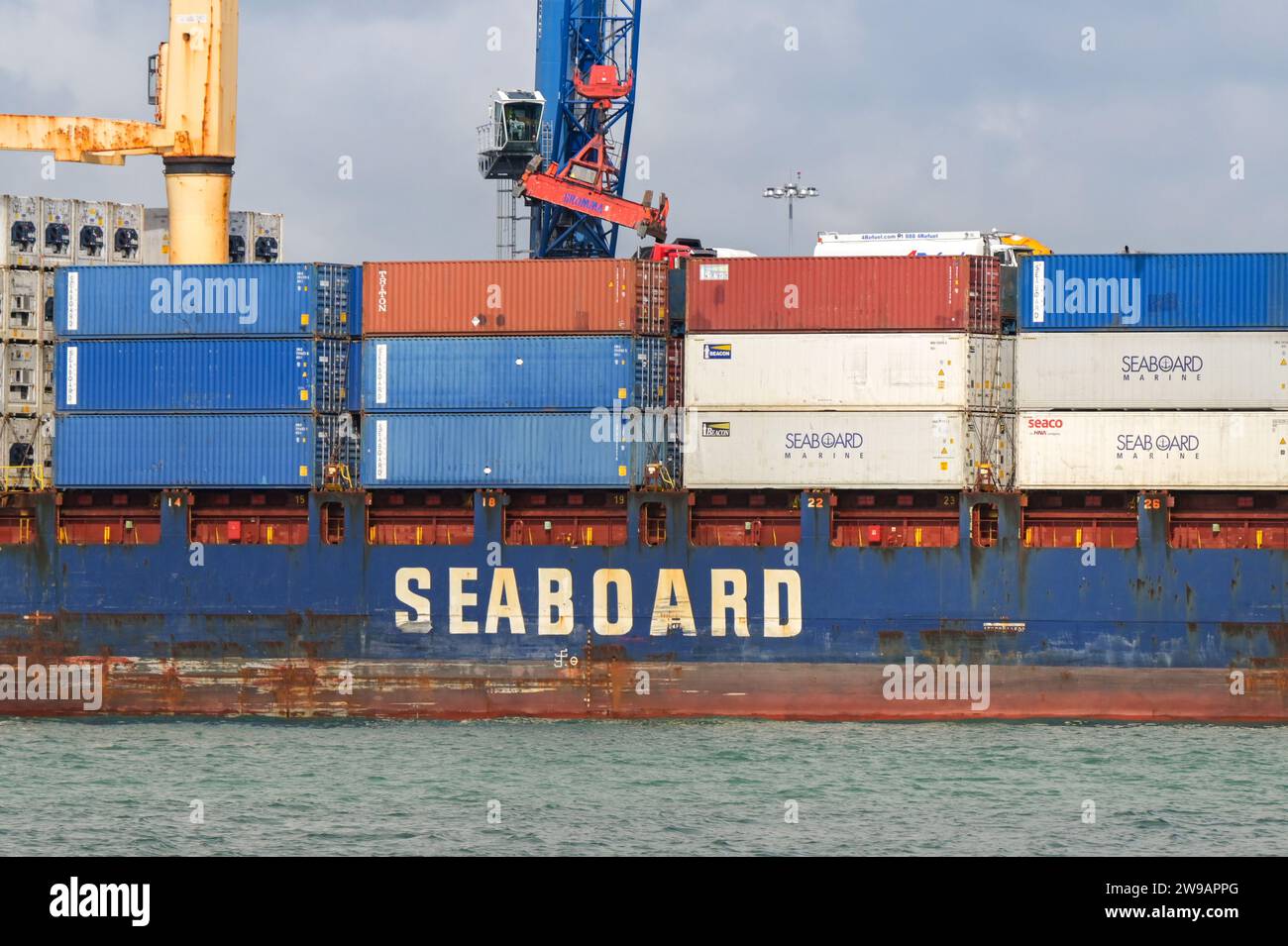 Miami, Florida, USA - 1. Dezember 2023: Containerschiffe auf einem Seaboard-Containerschiff in Miami Docks Stockfoto