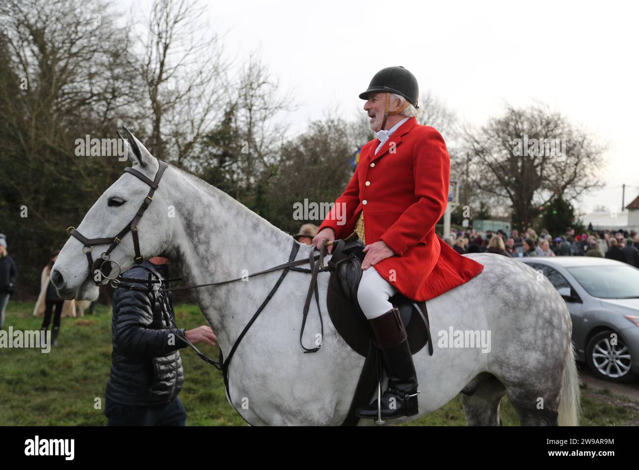 Hawridge, Chesham, Großbritannien. Dezember 2023. Reiter und ihre Hunde versammeln sich vor der jährlichen Jagd auf einem Feld. Quelle: Uwe Deffner/Alamy Live News Stockfoto