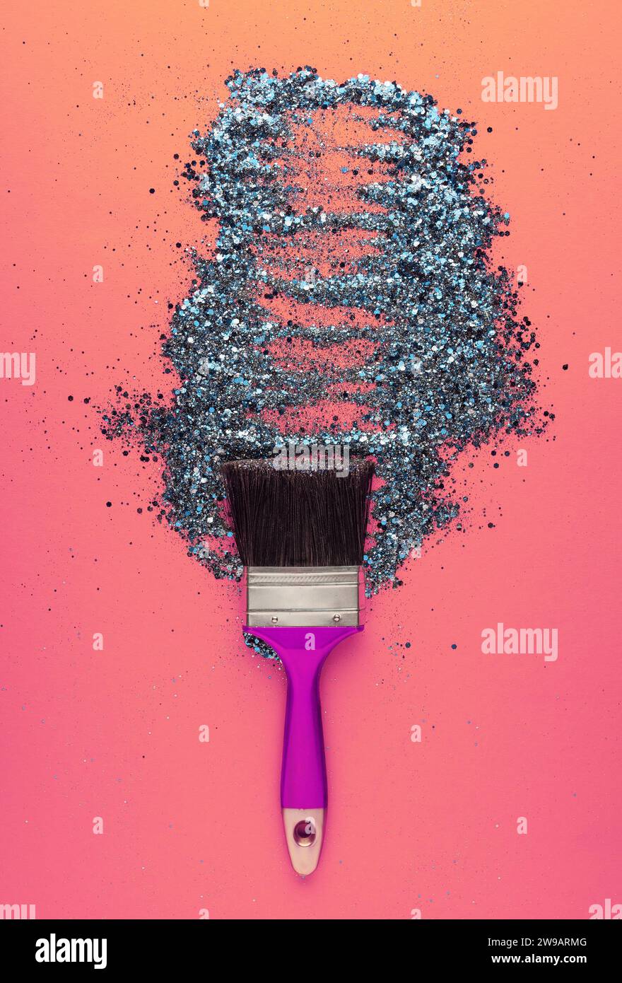 Ein breiter lila Pinsel zeichnet einen Pinselstrich mit blauem, glänzenden Glitzer auf korallenrosa Hintergrund. Stockfoto