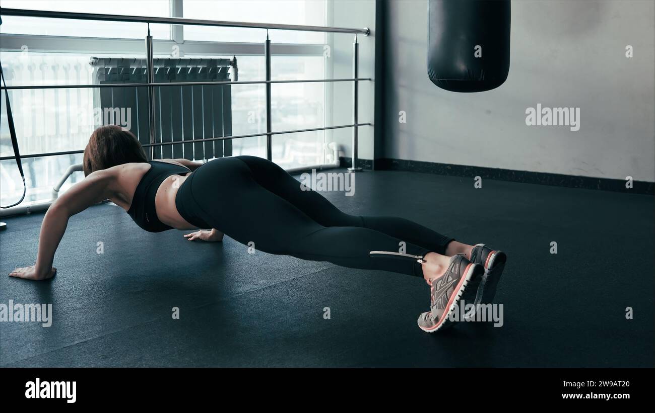 Mädchen Plank Vorbereitung für Durchbruch und Lift im Fitnessstudio, Konzept der Entwicklung der Muskeln der Presse Stockfoto