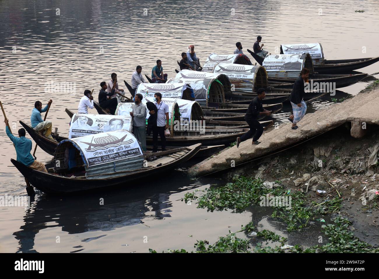 Tongi, Gazipur, Bangladesch. Dezember 2023. Im Rahmen der Wahlkampagne von Zahid Ahsan Russell, dem ausgewählten Kandidaten der Bangladesch Awami League für den Sitz von Gazipur-2 bei den bevorstehenden Parlamentswahlen, werden Parteibanner auf Passagierschiffen im Fluss Turag angebracht. (Kreditbild: © Syed Mahabubul Kader/ZUMA Press Wire) NUR REDAKTIONELLE VERWENDUNG! Nicht für kommerzielle ZWECKE! Stockfoto