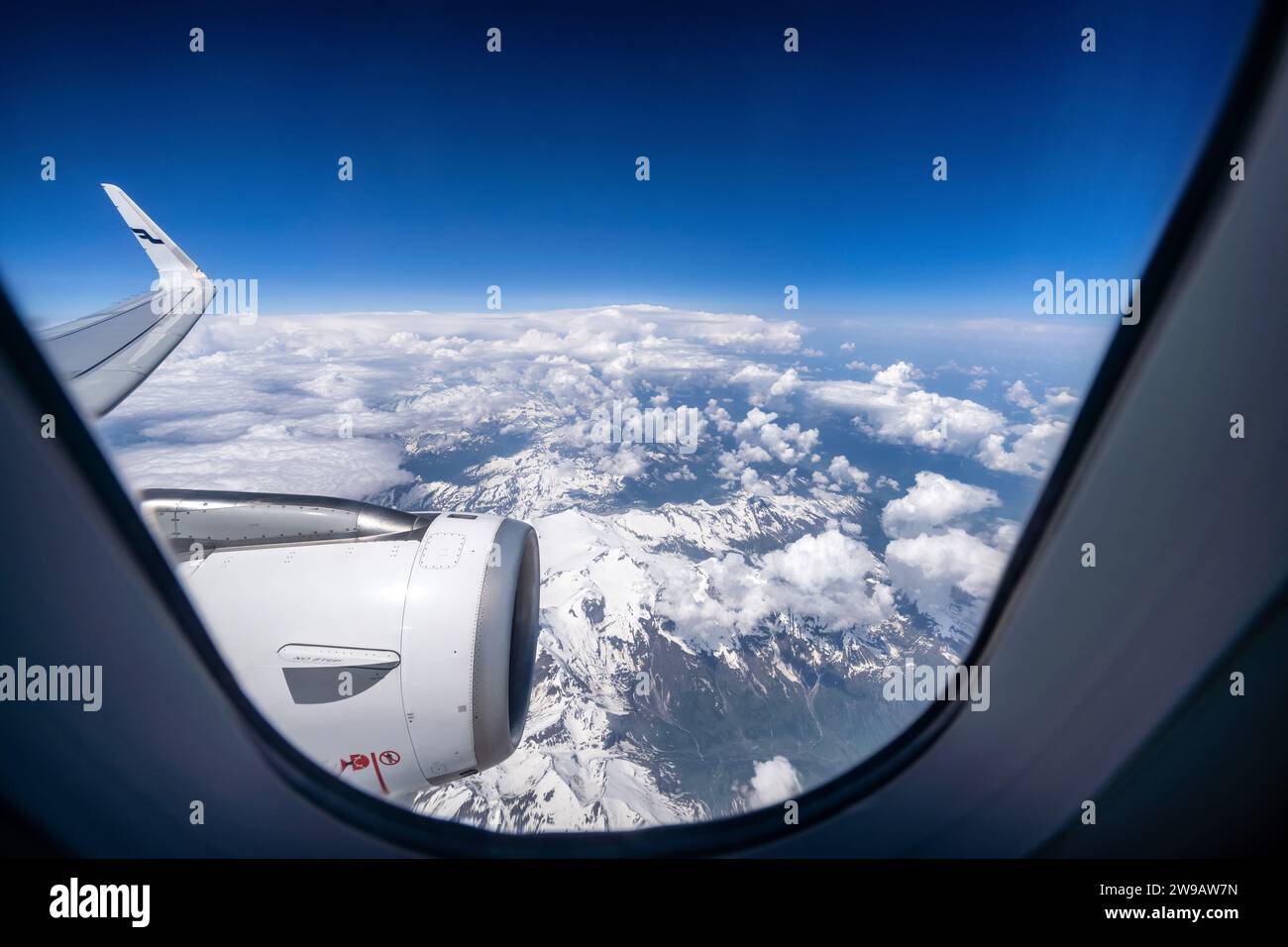 Sie fliegen über die italienischen Alpen Stockfoto